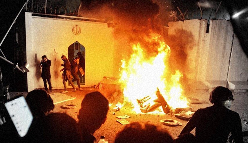 بالصور.. هكذا رد طلاب ايرانيون على حرق قنصلية بلادهم في النجف