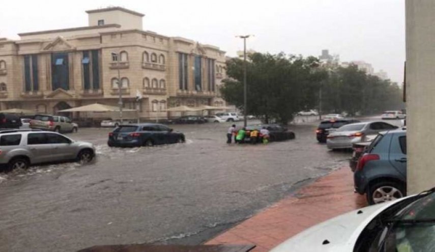 أمطار غزيرة في السعودية تعيق حركة السكان والمركبات