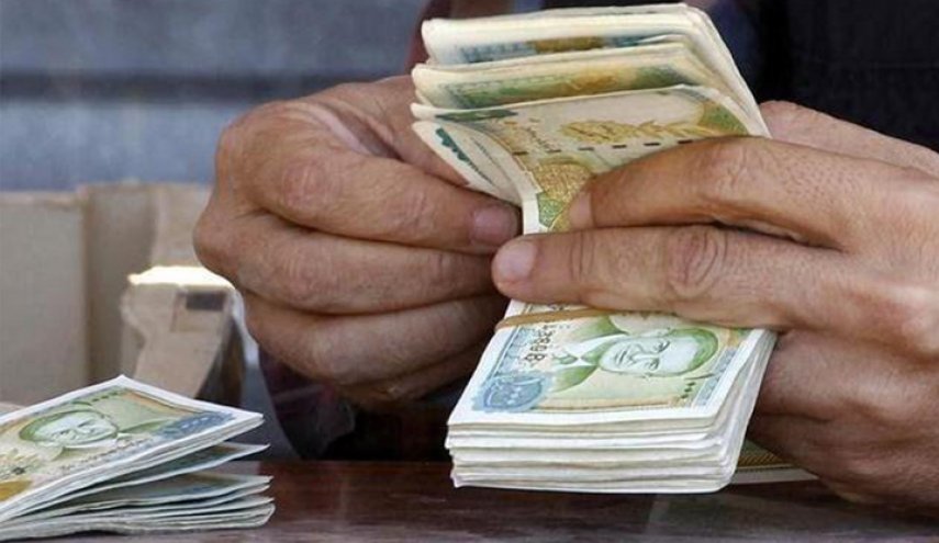 سوريون يقدمون مقترحات لافتة للحد من تدهور الليرة  