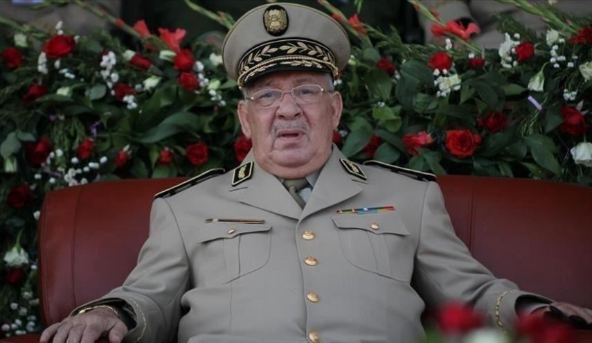 قايد صالح يشيد ب
