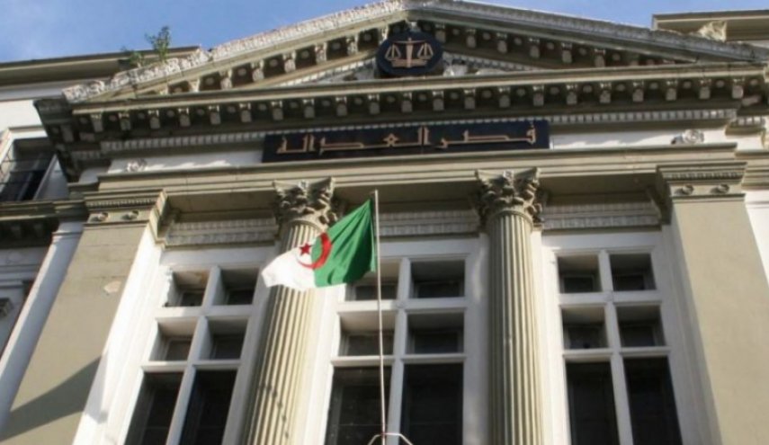 استئناف محاكمة رئيسي وزراء سابقين في الجزائر بتهم فساد
