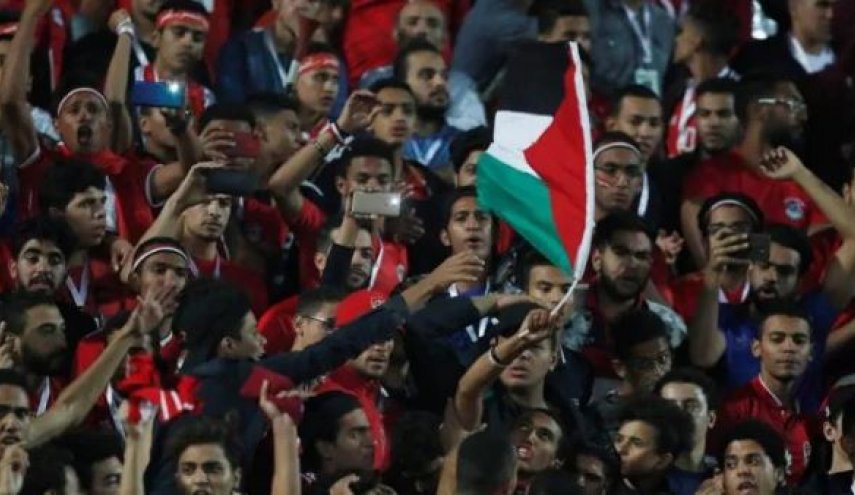 شاب مصري يطلب الاستغاثة من النائب العالم على خلفية اعتقاله بسبب علم فلسطين