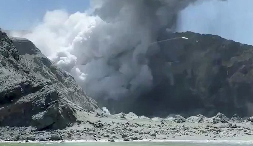 شرطة نيوزيلندا: لم يبق ناجون في الجزيرة التي هزها البركان