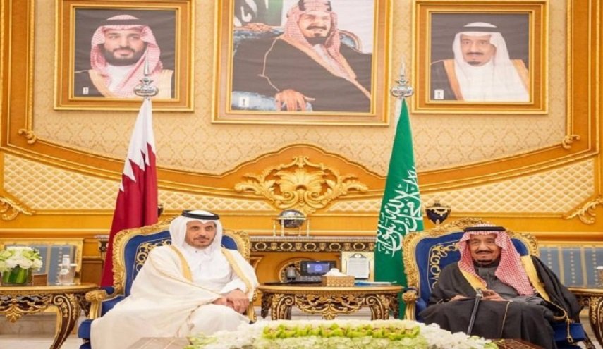 الملك السعودي يصافح الوفد القطري في الرياض