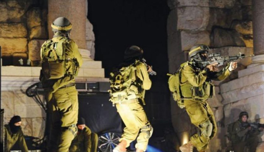 قوات الاحتلال تعتقل 13 فلسطينيا من الضفة بينهم أسيرة محررة
