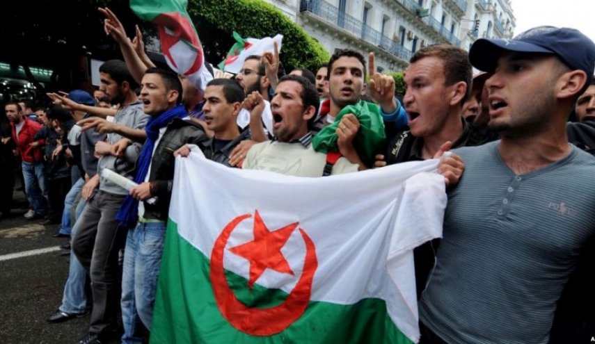 عشية إجرائها..محتجون في الجزائر يطالبون بإلغاء الانتخابات