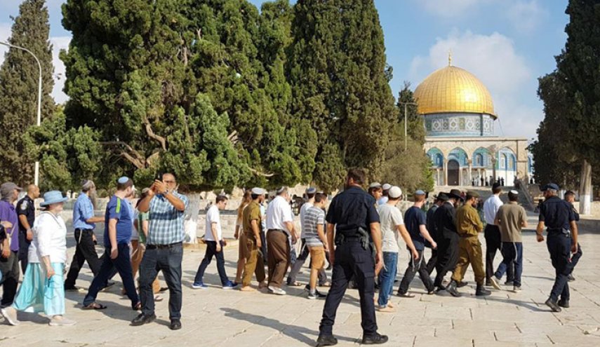 مستوطنون وجنود الاحتلال يقتحمون الأقصى