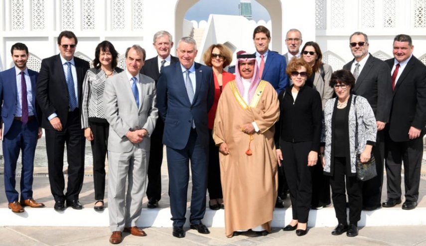 البحرين تفتح الباب واسعاً وتستضيف لجنة أمريكية تدافع عن الاحتلال