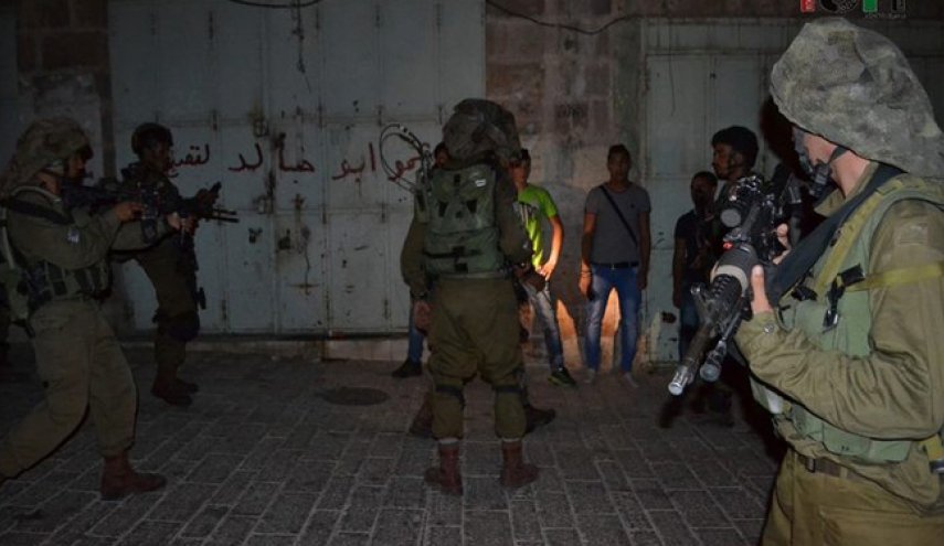 الاحتلال يعتقل فلسطينيين من القدس بزعم تهريب سلاح