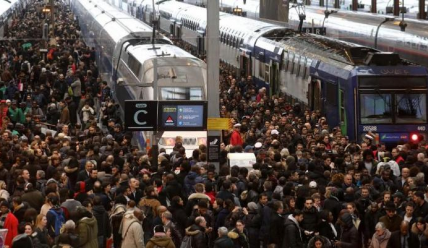 فرنسا: شلل في حركة النقل نتيجة تواصل الإضراب لليوم الحادي عشر