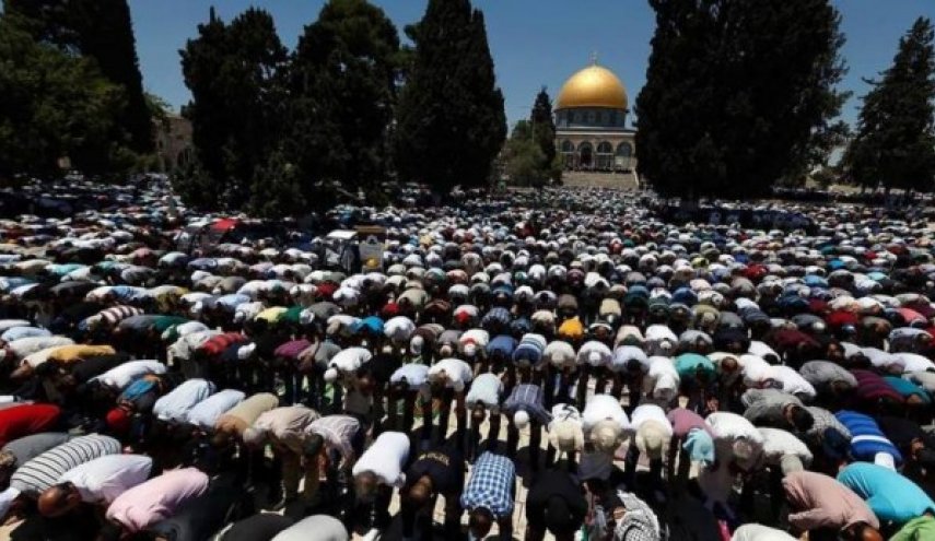 بالصور .. 50 الف مصلِ ادوا صلاة الجمعة في المسجد الأقصى