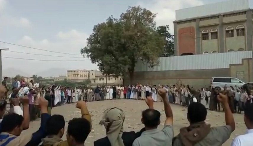 بالصور.. أبناء الحديدة ينددون باستمرار حصار الدريهمي 