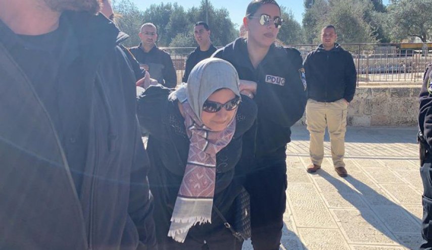 اقتحام المستوطنين باحات الاقصى واعتقال اربعة فلسطينيات

