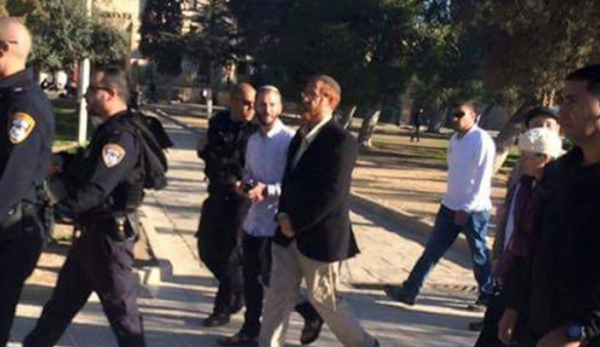 حاخام صهيوني وعشرات المستوطنين يقتحمون الأقصى