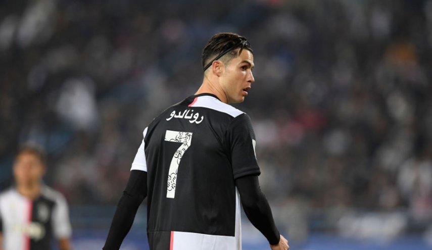 شاهد.. رونالدو يعثر على مفاجأة وسط الملعب بالرياض
