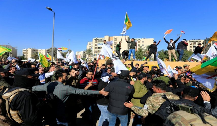 بالصور..منتسبو الحشد يطهون الطعام امام السفارة
