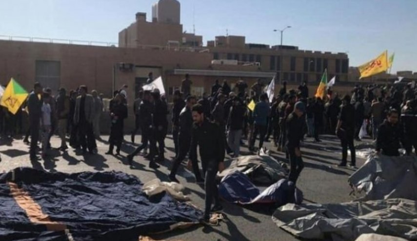 المعتصمون ينصبون سرادقهم بالجهة المقابلة للسفارة الأميركية