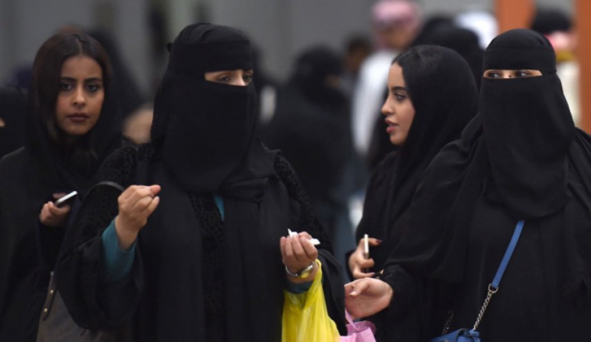 ناشطة سعودية ترتد عن الإسلام وتشعل جدلاً!
