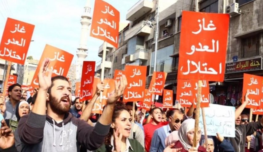 آلاف الأردنيين يشاركون في مسيرة رافضة لاتفاقية الغاز مع الاحتلال
