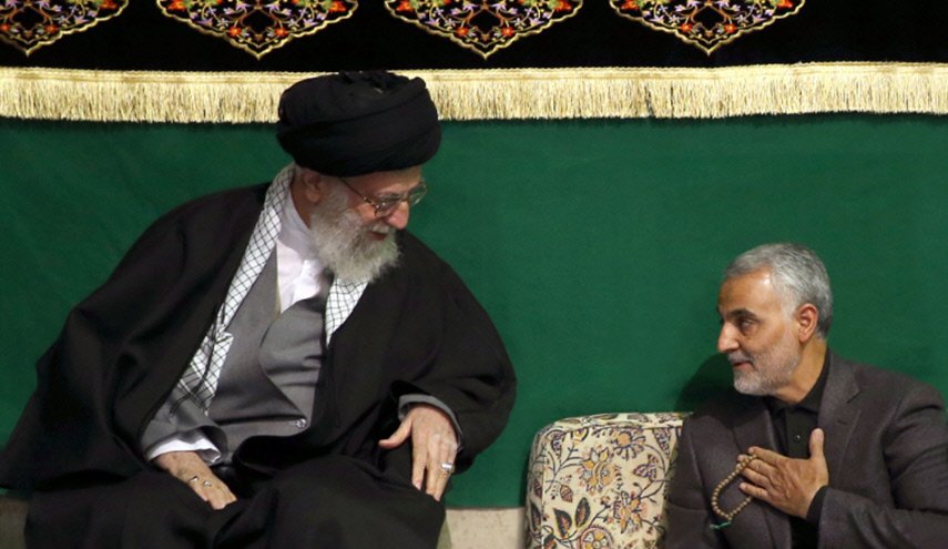 شاهد بالصور... زيارة قائد الثورة لمنزل الشهيد سليماني