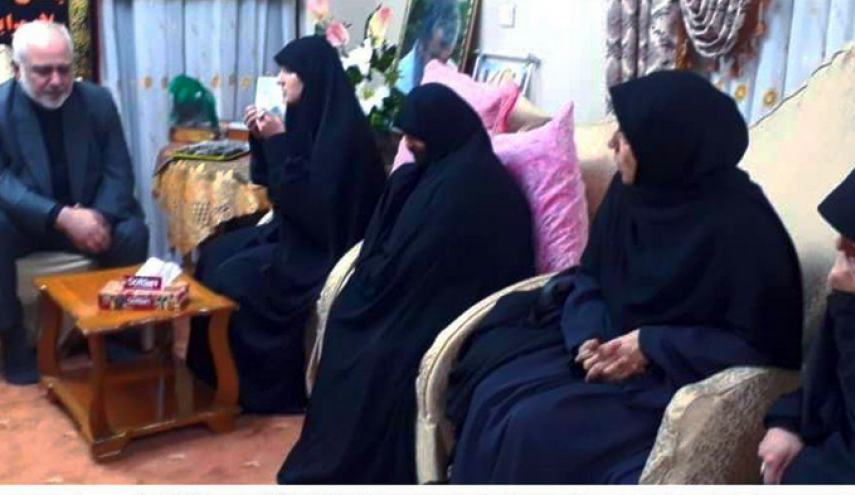 شاهد.. ظريف يزور اسرة الشهيد قاسم سليماني
