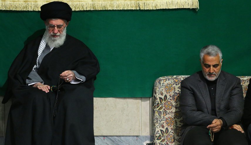 قائد الثورة يؤمّ الصلاة على جثمان الشهيد سليماني

