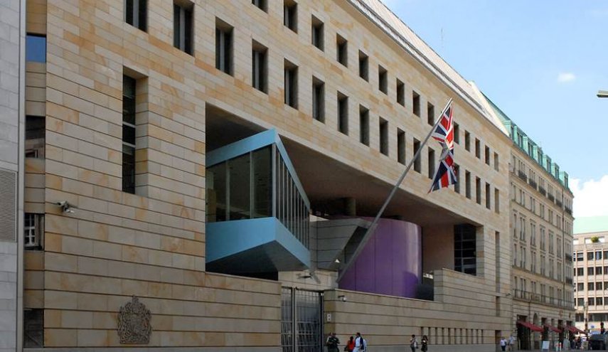بريطانيا تخفض العاملين في سفارتيها بإيران والعراق

