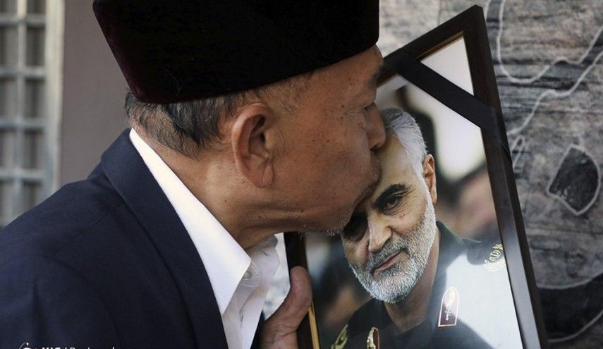 بالصور .. اهالي ماليزيا يكرمون الشهيد سليماني
