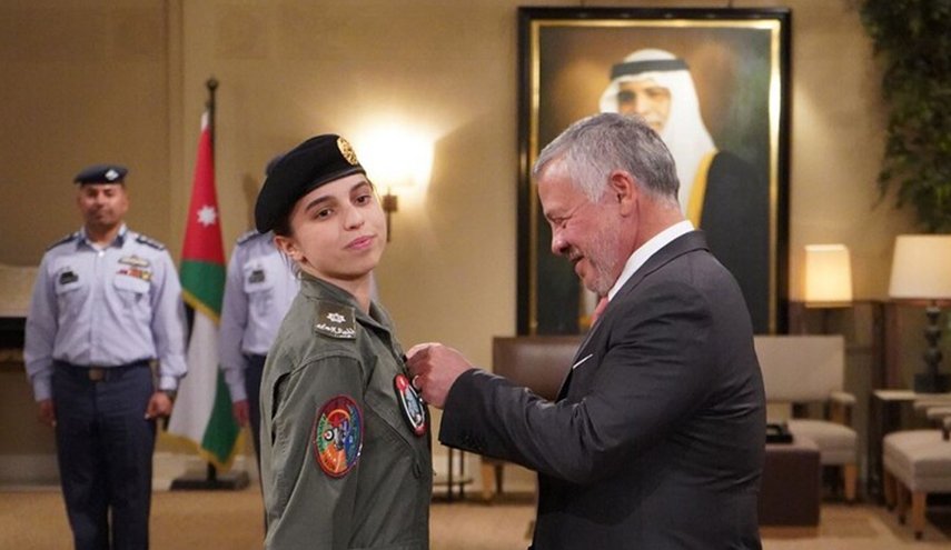 ملك الأردن يقلد الأميرة سلمى جناح الطيران 