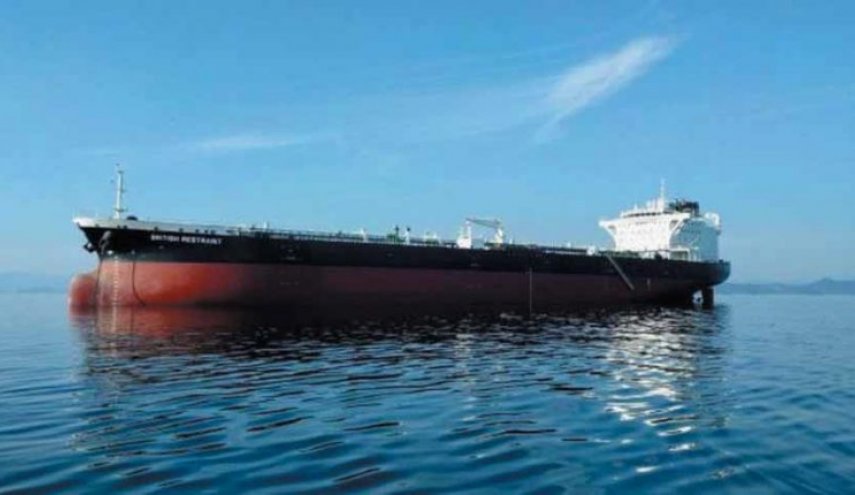 سفينة محروقات من اصل 10 يحتجزها العدوان تصل إلى الحديدة