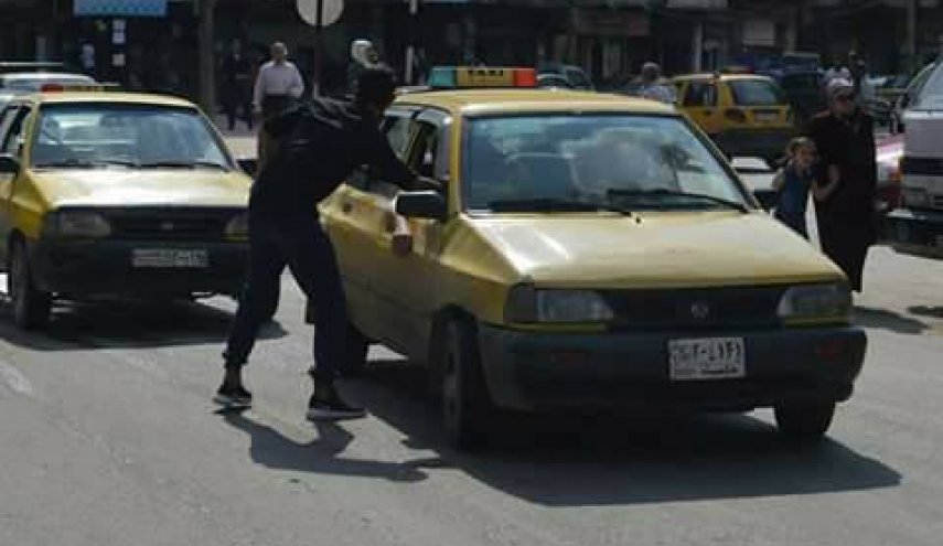 اهالي حلب يوزعون الحلوى ابتهاجا بقصف عين الاسد