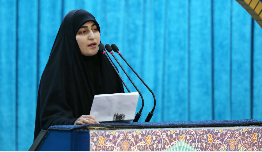 شاهد كريمة الشهيد القائد سليماني تحمل السلاح في صلاة الجمعة