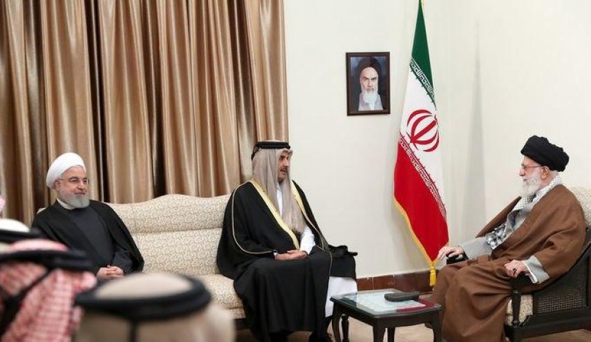 قائد الثورة يؤكد على ضرورة توطيد التعاون مع قطر