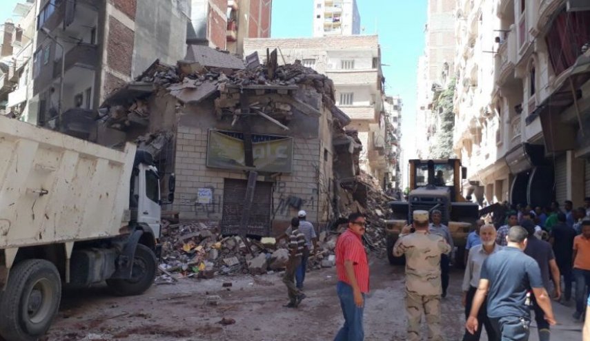 بالصور.. مصرع 5 أشخاص جراء انهيار عقار في مصر 