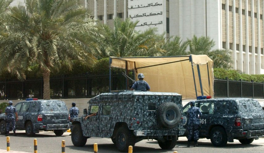 غرامة تاريخية لموظف في الكويت