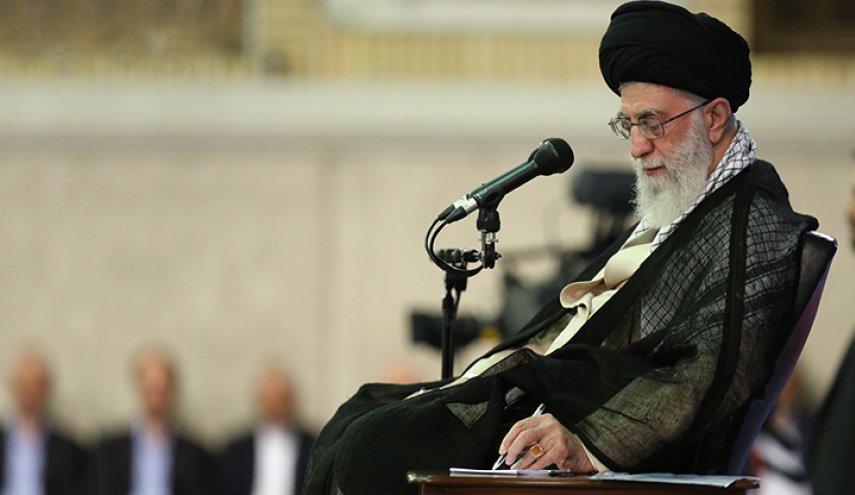 قائد الثورة يبعث نداء إلی آية الله السيستاني 