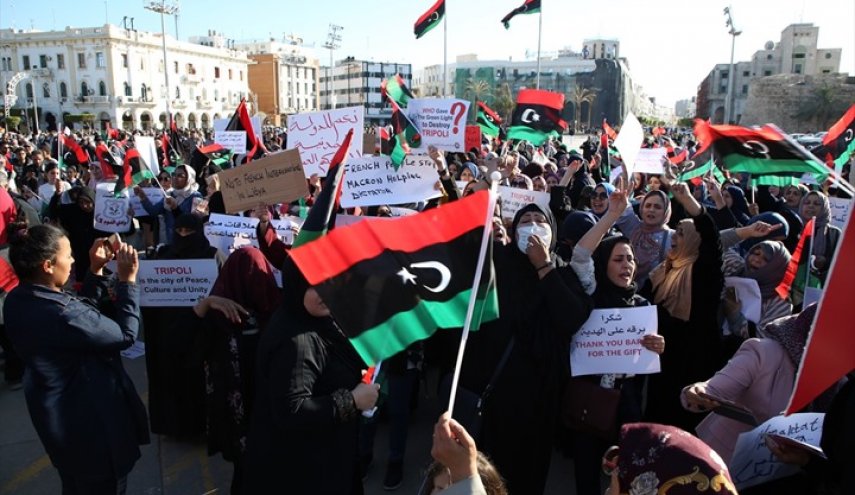 مظاهرات مناهضة لحفتر بطرابلس.. ومؤيدوه يغلقون ميناء نفطيا

