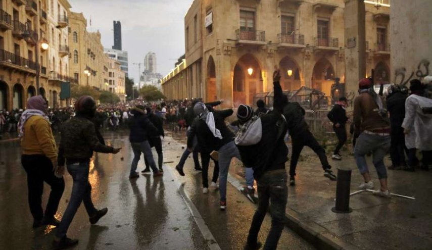 لبنان... انتقال المواجهات إلى أمام فندق لو غراي في بيروت
