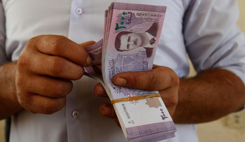 خميس يتوعد المتلاعبين بالليرة السورية: جادون للضرب بقوة