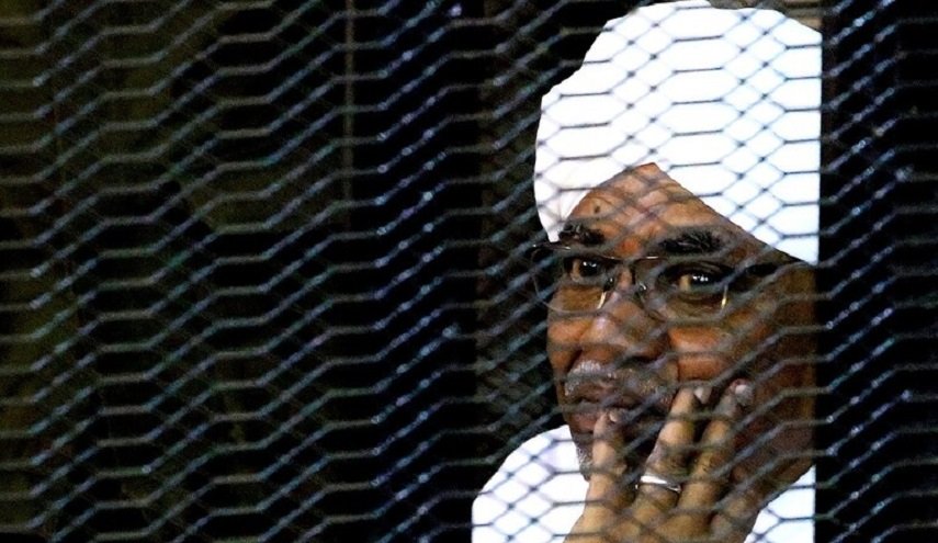 نقل عمر البشير إلى مشفى السلاح الطبي بأم درمان