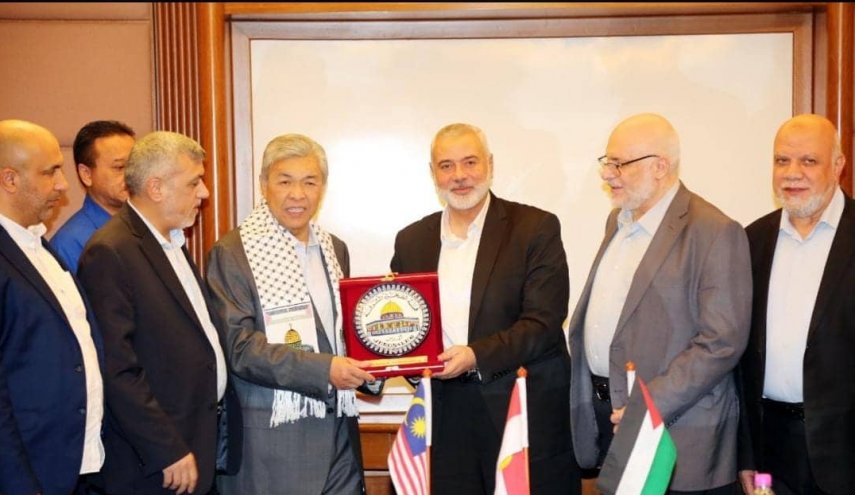 هنية يلتقي رئيس البرلمان الماليزي ويبحث معه آخر التطورات