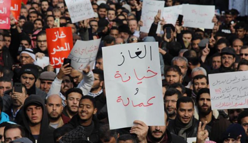 الأردنيون يجددون تظاهرهم ضد اتفاقية الغاز مع العدو ’الإسرائيلي’

