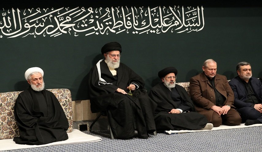 بالصور.. قائد الثورة يحضر مجلس عزاء استشهاد السيدة الزهراء (س)