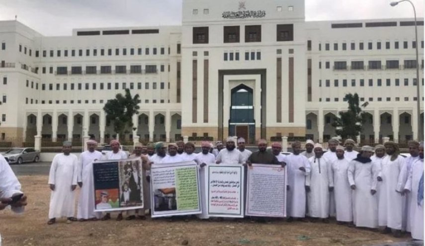 وجهوا رسالة للسلطان.. تظاهرة أمام وزارة القوى العاملة بعُمان لهذا السبب