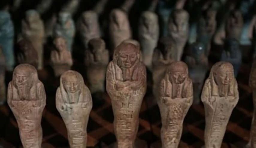 إلقاء القبض على مصري بحوزته عشرات القطع الأثرية
