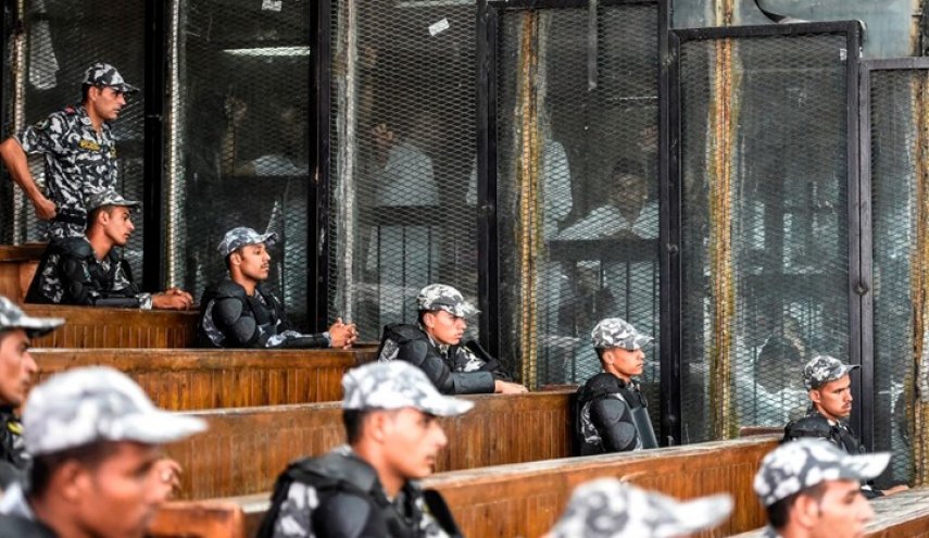 مصر.. محاكمة 55 متهما باغتيال مدير أمن ومنتمين لــ
