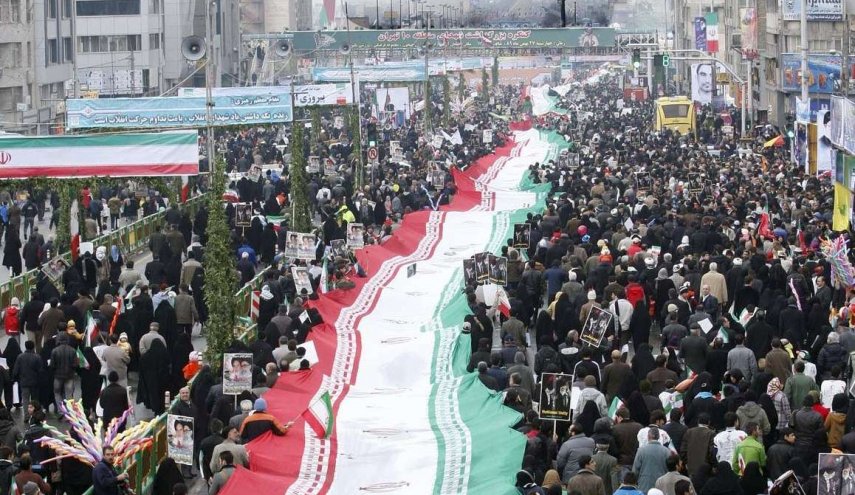 أضيئِي لنا الدربَ يا ثورةً