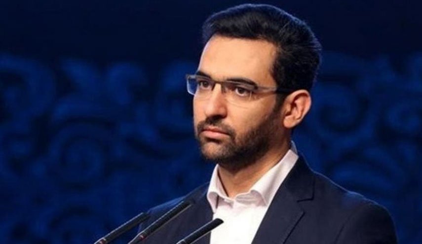 رونمایی وزیر ارتباطات از لباس فضانوردان ایرانی/ سفارش ساخت 5 کپسول فضایی حمل انسان به مدار ۱۹۰ کیلومتری در پژوهشگاه هوا ـ فضا