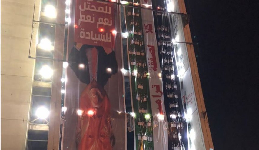 صورة ترامب بالمقلوب وشعارات المطعم التركي الجديدة