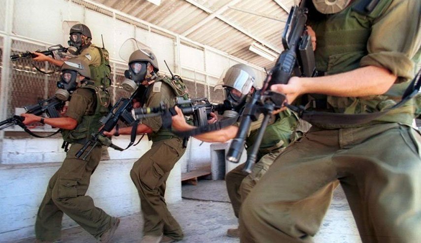 الاحتلال يقتحم قسم الأسرى في سجن عسقلان ويحدث خرابًا
